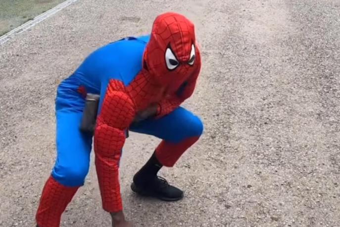 Milan, un calciatore vestito da Spider-Man. Chi è?