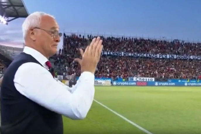 Cagliari, omaggio a Ranieri: standing ovation dello stadio, lui si commuove