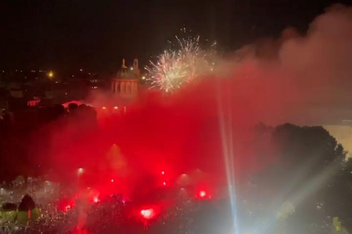 Video, festa Atalanta sul bus scoperto: fumogeni e fuochi d’artificio in città