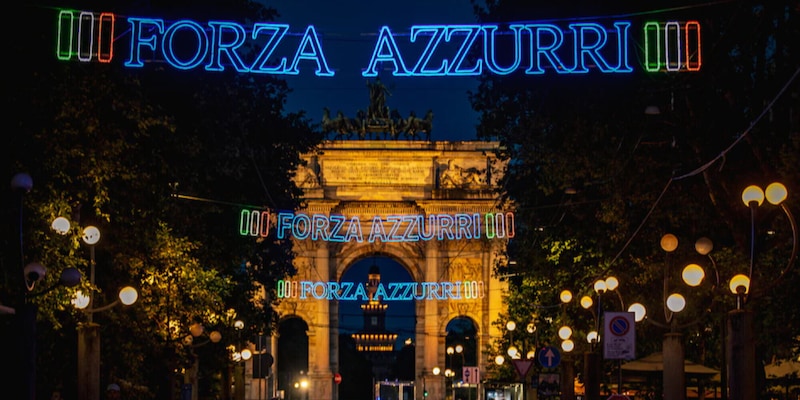 Milano si tinge d’Azzurro: luminarie tricolori e un tram speciale