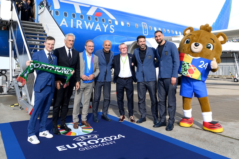 L'Italia è arrivata in Germania: un centinaio di tifosi hanno accolto la squadra VIDEO