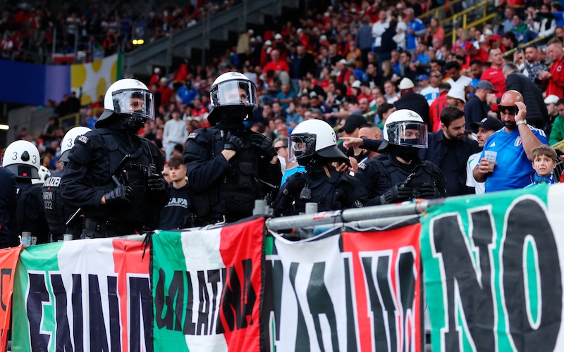 Italia-Albania, alta tensione: fermati 50 italiani, polizia nello stadio