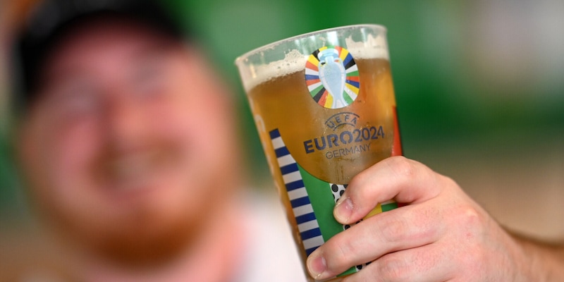 Germania, tifosi inglesi incontenibili al bar: 7500 birre in 36 ore prima di Serbia-Inghilterra