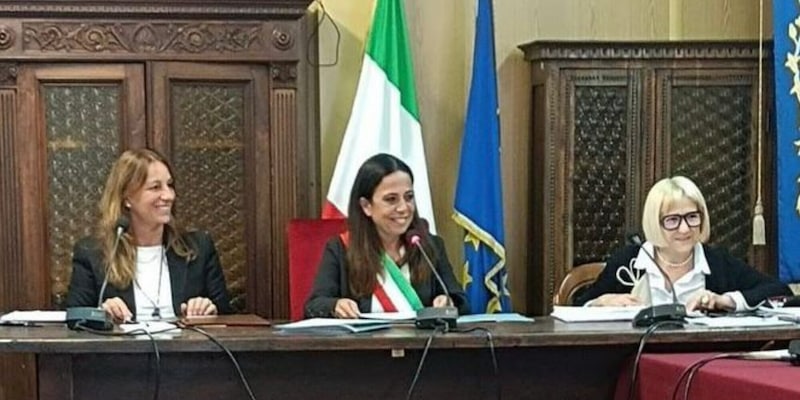 Rosella Sensi sindaco di Visso: la prima foto con la fascia tricolore