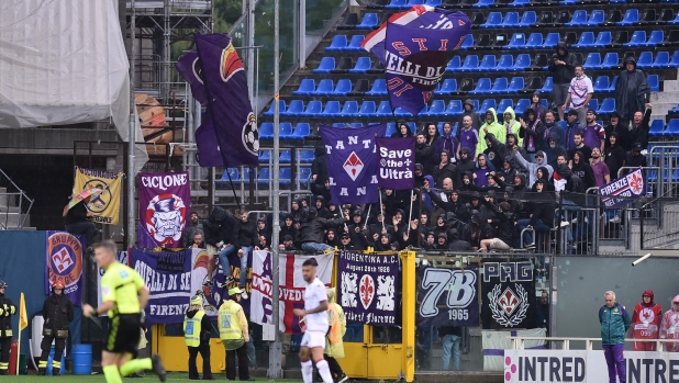 Fiorentina contestata dalla curva: “Rispettate la nostra maglia”. Giocatori in silenzio