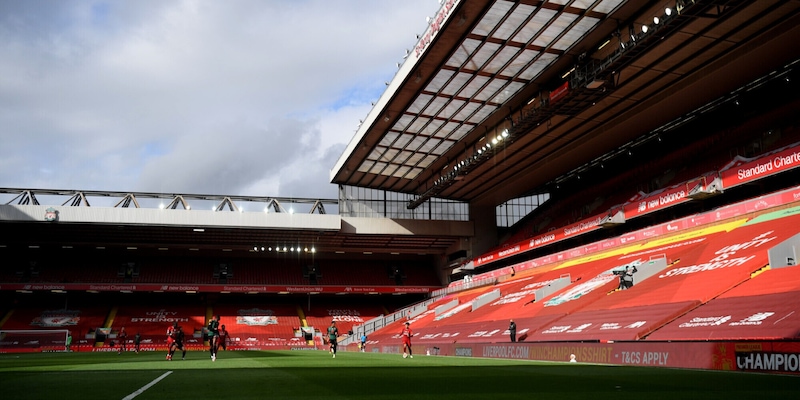 Insulti razzisti contro un giocatore: il Liverpool abbandona il campo