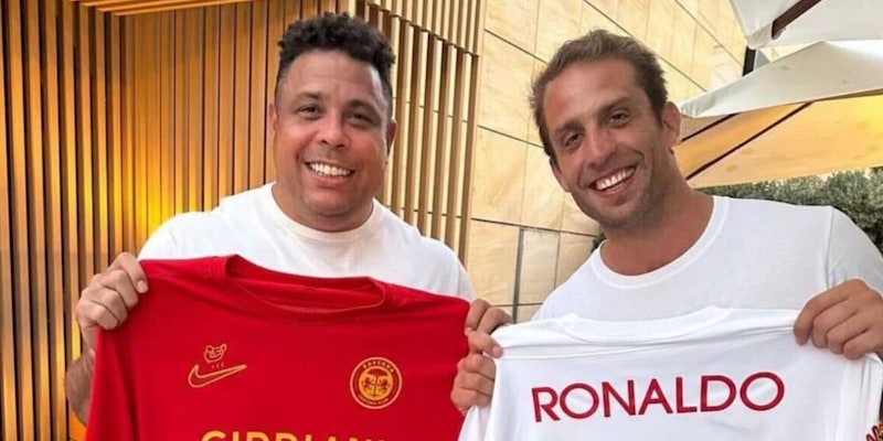 Ronaldo e la maglia del Ravenna: la foto con Cipriani è virale, tifosi in delirio