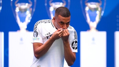 Mbappé show: “Darò la vita per il Real”. Poi bacia lo stemma e cita… CR7