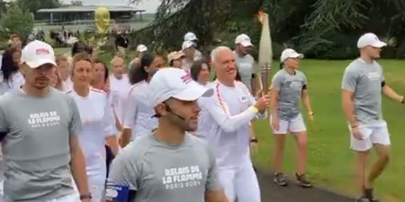 Deschamps, che emozione a Parigi con la fiamma olimpica!