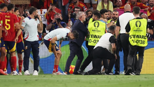 L'incredibile infortunio di Morata. Uno steward scivola e lo travolge: a rischio la finale?