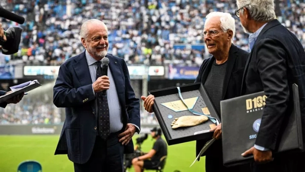 Il Napoli fa gli auguri a Giorgio Armani con un tweet: "Icona italiana"