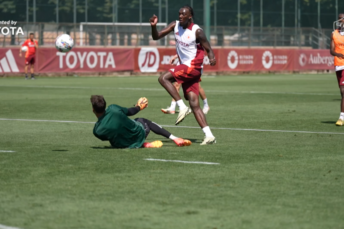 Abraham scatenato in allenamento: guarda i suoi tre gol