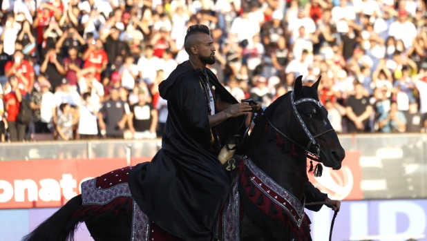 Leoni, corone, torre Eiffel e ballerine di samba: se la presentazione diventa show