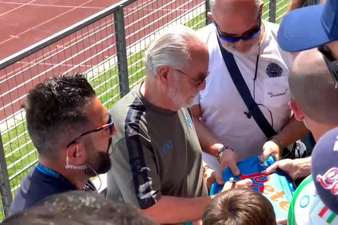 De Laurentiis a Dimaro tra i tifosi: autografi sugli spalti