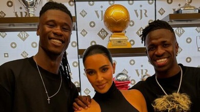 Kim Kardashian incontra il Real Madrid: la foto con Vinicius e Camavinga