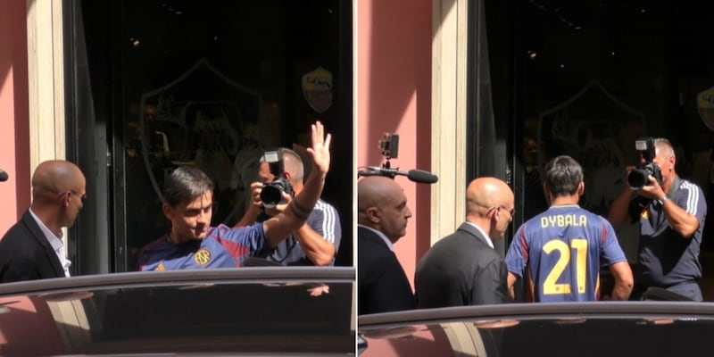 Dybala incontra i tifosi della Roma, il saluto speciale: delirio a via del Corso