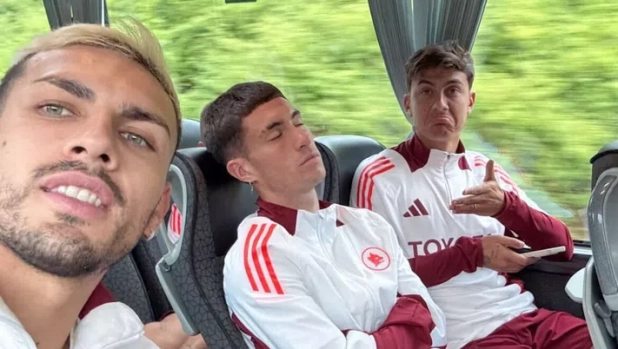 Roma, Dybala e Paredes prendono in giro Soulé… che dorme sul bus: "È stanco?"