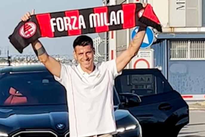 Morata atterra a Linate e mostra la sciarpa del Milan. I tifosi: "Uno di noi"