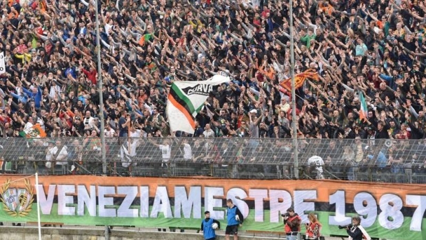 Venezia, la Curva Sud invita i tifosi a non presentarsi a Firenze: "O tutti o nessuno!"