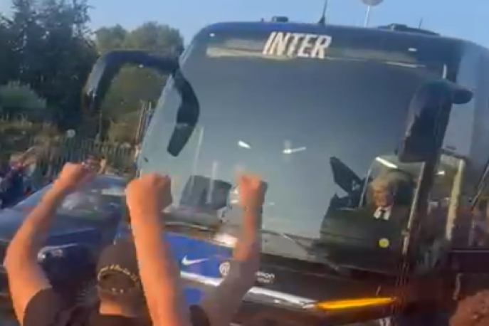 Inter-Lecce, l'arrivo del pullman nerazzurro fa impazzire i tifosi