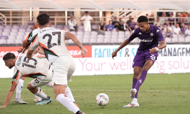 La Fiorentina non segna, il Franchi fischia. Il Venezia ringrazia Joronen e strappa il primo punto