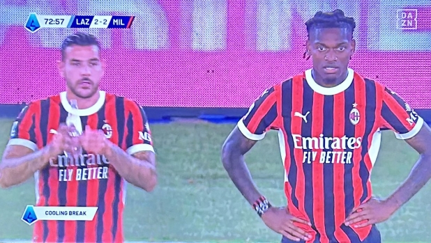 Milan, Leao e Theo si isolano: entrano ma non partecipano al cooling break