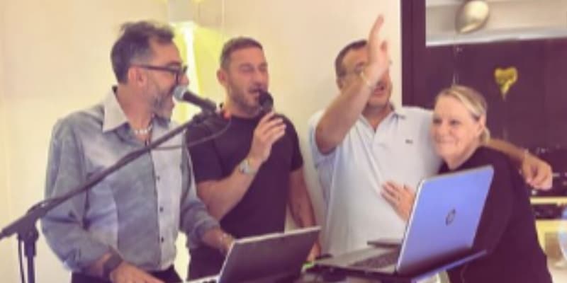 Totti show al karaoke: canta Al Bano per il compleanno