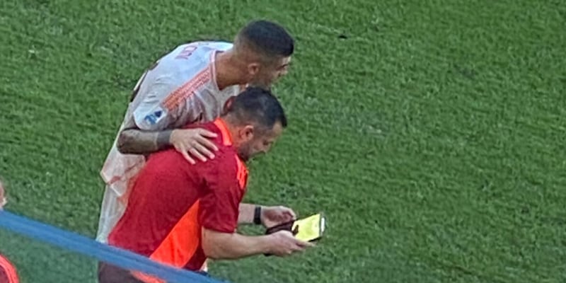 Genoa-Roma, sei minuti di check sul gol. Mancini col tablet, De Rossi urla: “È buono”