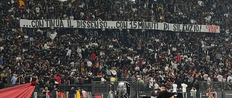 Roma, tra proteste, silenzio e striscioni, cosa è successo in Curva con l'Athletic