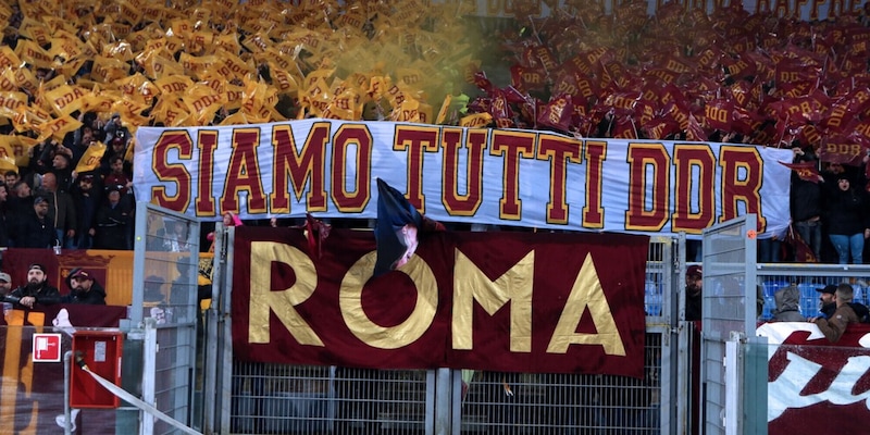 Curva Sud, dura contestazione prima di Roma-Udinese dopo l’esonero di De Rossi