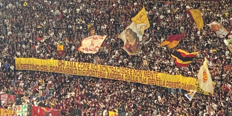 Roma, omaggio da brividi dell’Olimpico per De Rossi: tifosi commossi