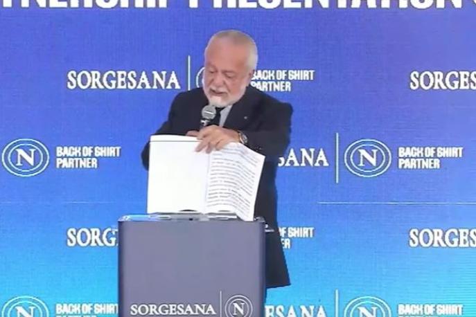 Napoli, De Laurentiis si commuove leggendo la lettera ai tifosi