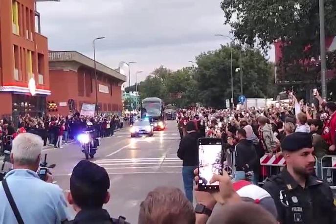 Milan, il pullman arriva a San Siro: che accoglienza dei tifosi!