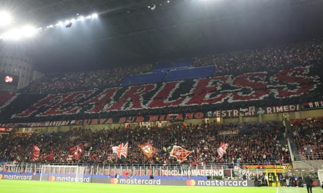 Crisi Milan, la curva che fa? Sostegno, cori e coreografia come ogni derby. Ma se finisse male…