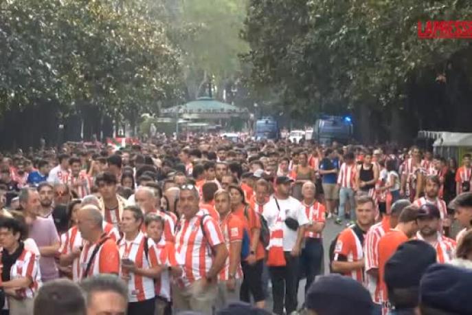 Roma, c'è un mare di tifosi dell'Athletic Bilbao: che festa tra cori e bandiere!