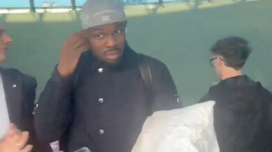 Thuram fa il giro dei social, in stazione col cuscino: “Dormo 14 ore al giorno”