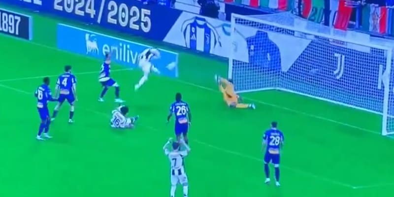 Vlahovic si divora un gol a porta vuota, tifosi furiosi: “L’ha spazzata”