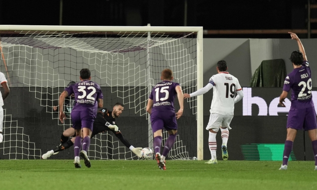 De Gea, un mostro sui rigori: prima qualifica la Fiorentina in Conference, poi ne para due al Milan