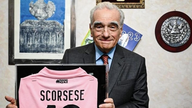 Il Palermo ha un nuovo tifoso speciale: Martin Scorsese con la maglia rosanero