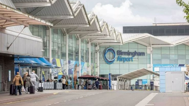 Veicolo sospetto, evacuato l'aeroporto di Birmingham con i tifosi del Bologna. Poi l'allarme rientra