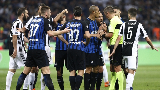 Casi arbitrali, scippi di mercato, baci rubati: il romanzo proibito di Inter-Juve