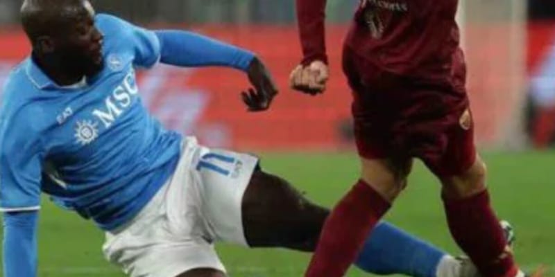 Napoli-Roma moviola: Massa mediocre. E sul fallo di Lukaku…