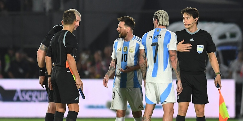 Messi furioso contro l’arbitro: “Te la stai facendo sotto!”