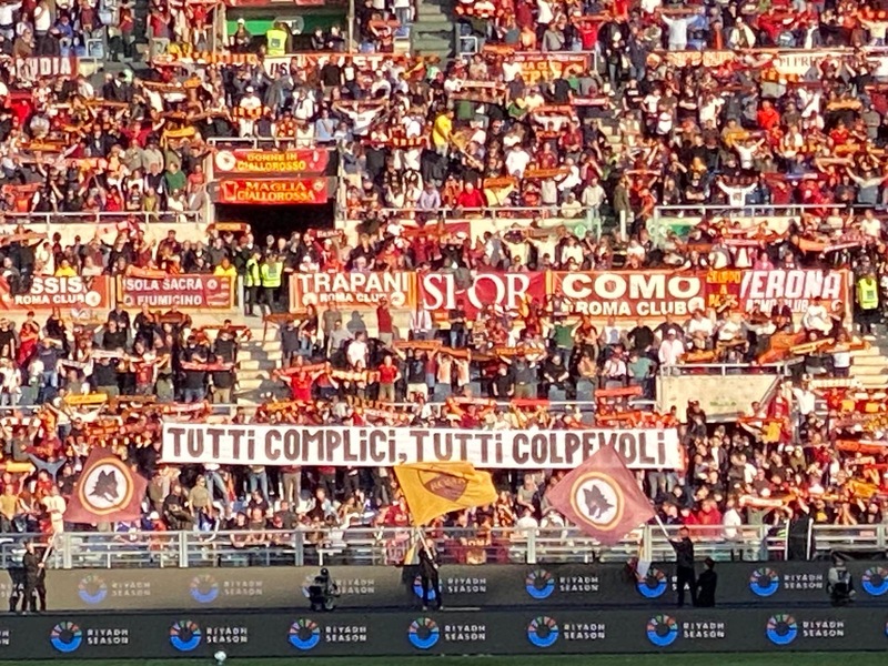 Cori, scritte e "Mai sola mai": cosa è successo all'Olimpico prima di Roma-Bologna