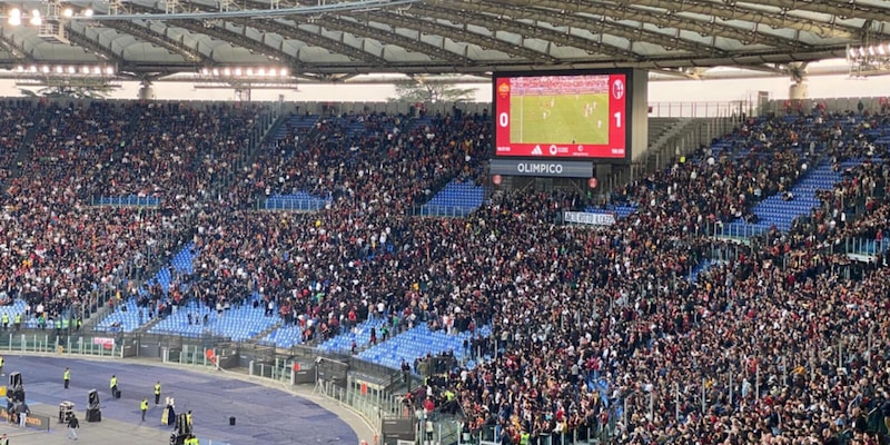 Contestazione alla Roma: la curva Sud si svuota, caos all'Olimpico