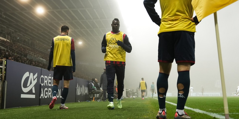 Il Genoa vince nella nebbia di Parma: decide Pinamonti, debutta Balotelli