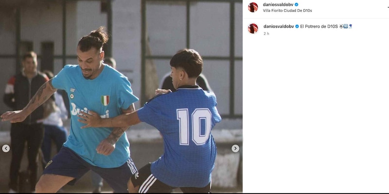 Osvaldo sfida il nipote di Maradona con la maglia del Napoli a Villa Fiorito: immagini da brividi