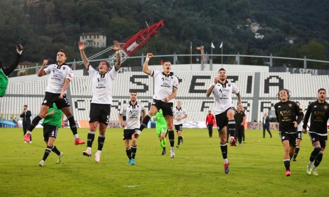 Lo Spezia piega il Modena e vola in testa. Il Bari sa solo pareggiare, frenata Juve Stabia