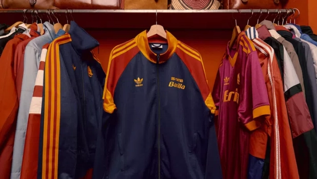 Roma, Adidas lancia il remake dei capi del 1993: c'è anche la prima maglia indossata da Totti