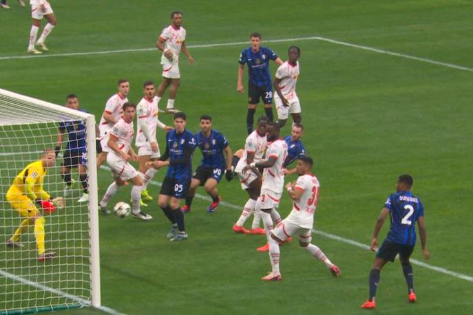 Guarda il clamoroso autogol di Lukeba: colpo di tacco sfortunato